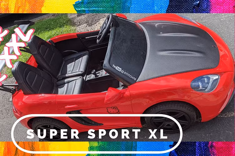 James - người có biệt danh “Stitch76” trên mạng xã hội, đã làm. Anh ấy là một người đàn ông có gia đình ở Anh Quốc, một người mua xe đồ chơi và rồi biến đổi nó thành một chiếc xe điện hợp pháp đi đường phố, tất cả chỉ vì nhàn rỗi trong thời gian giãn cách xã hội mùa đại dịch. Chiếc xe thú vị này đã được giới thiệu và khám phá trong một video mới của kênh YouTube “Car Throttle”.