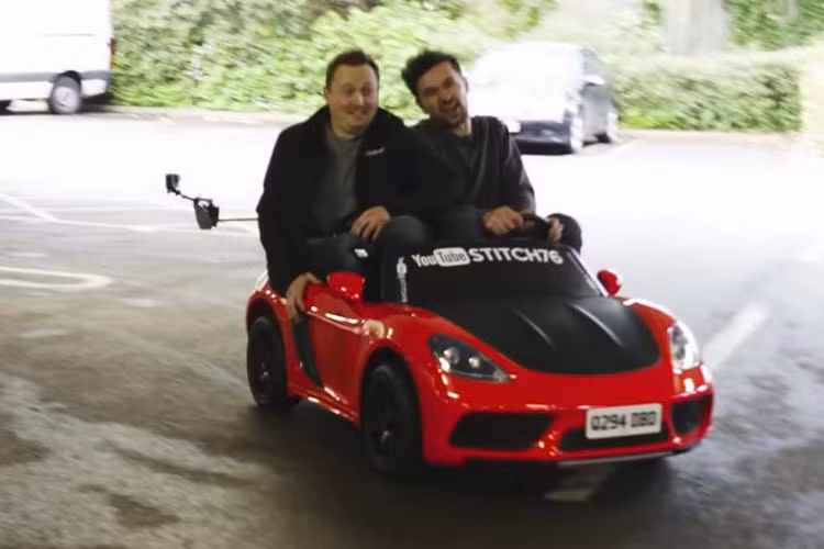 Có thể thấy việc sử dụng chiếc xe điện tí hon này là một trải nghiệm vô cùng thú vị và mạo hiểm. Suy cho cùng, nó chỉ là một chiếc xe đồ chơi, không hề có các trang bị an toàn, vậy nên trong trường hợp bạn di chuyển trên đường phố và không may va chạm với một chiếc xe thật, khả năng cao là bạn sẽ bị thương nặng. Tuy nhiên, chúng ta cũng phải công nhận sức sáng tạo và trình độ mà James đã đổ vào dự án của mình.