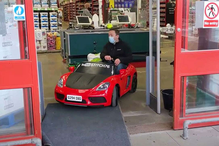 Tốc độ tối đa của xe bây giờ là khoảng 35 km/h, không nhiều đối với một chiếc xe đi đường phổ thông, nhưng là “cực nhanh cực nguy hiểm” đối với một chiếc xe tí hon, không có trang bị an toàn và thậm chí không có cả hệ thống treo.