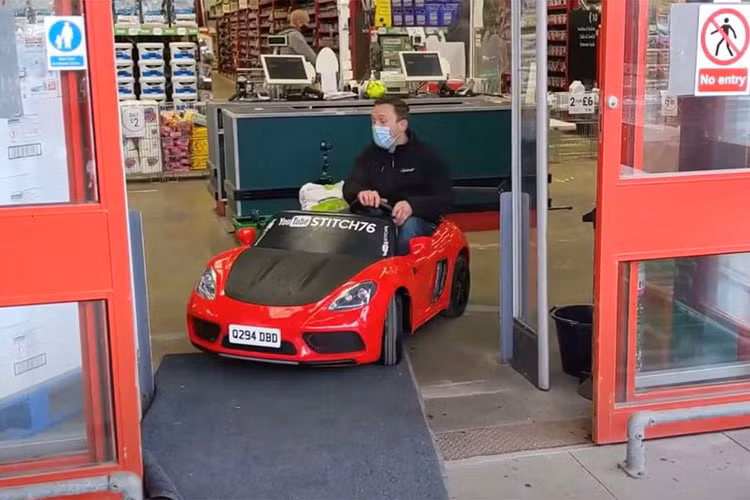 Tốc độ tối đa của xe bây giờ là khoảng 35 km/h, không nhiều đối với một chiếc xe đi đường phổ thông, nhưng là “cực nhanh cực nguy hiểm” đối với một chiếc xe tí hon, không có trang bị an toàn và thậm chí không có cả hệ thống treo.