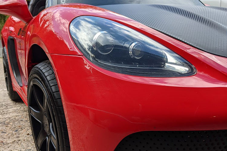 Ban đầu, nó có trang bị một mô tơ điện 180W 24V mà James đã nâng cấp lên thành 650W 48V mạnh mẽ hơn, và một cụm pin cho phép đi được 6,4 km hoặc khoảng 45 phút lái liên tục.