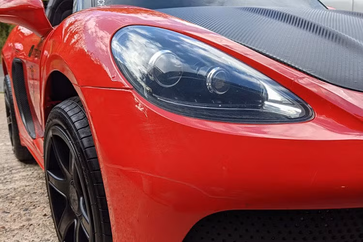 Ban đầu, nó có trang bị một mô tơ điện 180W 24V mà James đã nâng cấp lên thành 650W 48V mạnh mẽ hơn, và một cụm pin cho phép đi được 6,4 km hoặc khoảng 45 phút lái liên tục.