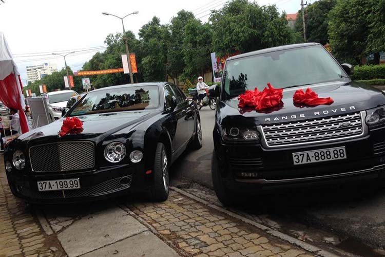 Tại thị trường Việt Nam, giá xe sang Bentley Mulsanne hiện bán ra chính hãng từ khoảng 18 tỷ đồng. Những chiếc xe cũ hiện khoảng dưới 10 tỷ đồng vẫn được các showroom tư nhân chào bán.