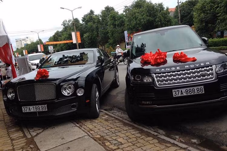 Tại thị trường Việt Nam, giá xe sang Bentley Mulsanne hiện bán ra chính hãng từ khoảng 18 tỷ đồng. Những chiếc xe cũ hiện khoảng dưới 10 tỷ đồng vẫn được các showroom tư nhân chào bán.