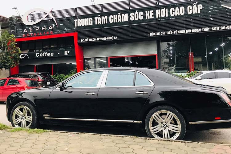 Dù thuộc phiên bản đời cũ nhưng chiếc xe siêu sang Bentley Mulsanne của một doanh nhân Nghệ An khi được chủ xe cho đi làm đẹp cũng gây ấn tượng với chiếc biển tứ quý 9 đẹp mắt. Theo như giới mê xe hay nói, biển đẹp mà còn đi cùng xe sang đắt tiền thì còn gì bằng.