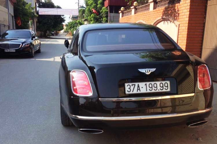 Xe siêu sang Bentley Mulsanne đời cũ được sử dụng động cơ V8, dung tích 6,75 lít, tăng áp kép, sản sinh công suất tối đa 505 mã lực và mô-men xoắn cực đại ở mức 1.020 Nm tại vòng tua thấp 1.750 vòng/phút, chiếc xe nặng hơn 2,5 tấn có khả năng tăng tốc từ 0 lên 100 km/h trong vòng 5,1 giây. Tốc độ tối đa 296 km/h.