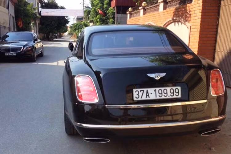 Xe siêu sang Bentley Mulsanne đời cũ được sử dụng động cơ V8, dung tích 6,75 lít, tăng áp kép, sản sinh công suất tối đa 505 mã lực và mô-men xoắn cực đại ở mức 1.020 Nm tại vòng tua thấp 1.750 vòng/phút, chiếc xe nặng hơn 2,5 tấn có khả năng tăng tốc từ 0 lên 100 km/h trong vòng 5,1 giây. Tốc độ tối đa 296 km/h.