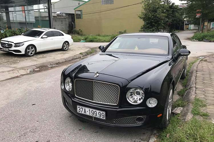 Những chiếc xe siêu sang biển đẹp tại Việt Nam không chỉ có Rolls-Royce, Maybach mà ngay đến thương hiệu Bentley cũng xuất hiện những chiếc biển bấm số ngẫu nhiên của tứ quý hay ngũ quý. Nhắc đến xe sang Bentley biển đẹp tại dải đất hình chữ S không thể bỏ qua một chiếc Bentley Mulsanne đời cũ của một doanh nhân Nghệ An. 
