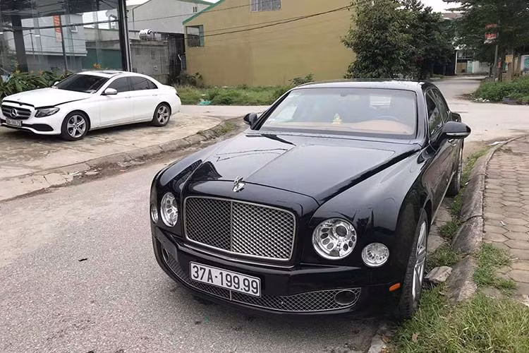 Những chiếc xe siêu sang biển đẹp tại Việt Nam không chỉ có Rolls-Royce, Maybach mà ngay đến thương hiệu Bentley cũng xuất hiện những chiếc biển bấm số ngẫu nhiên của tứ quý hay ngũ quý. Nhắc đến xe sang Bentley biển đẹp tại dải đất hình chữ S không thể bỏ qua một chiếc Bentley Mulsanne đời cũ của một doanh nhân Nghệ An. 