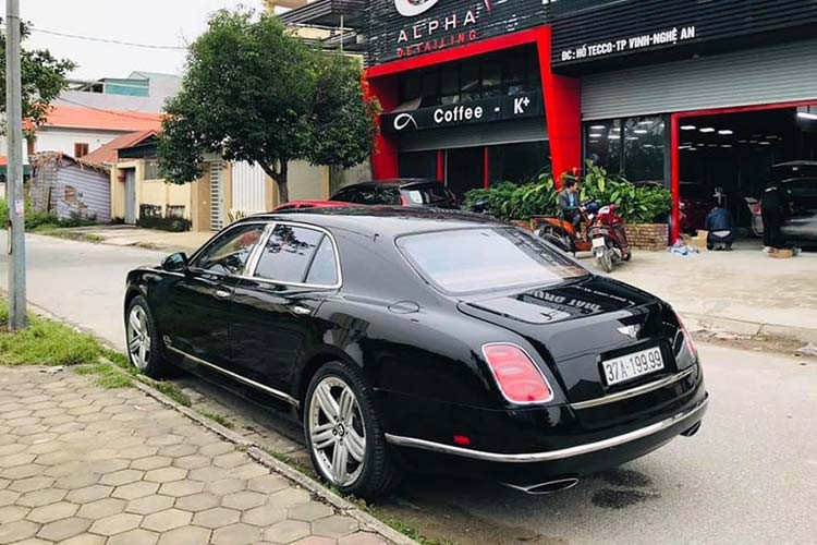Xe siêu sang Bentley Mulsanne là dòng sedan siêu sang mà hãng xe Anh quốc phát triển nhằm đối đầu trực tiếp với Rolls-Royce Phantom, tuy nhiên, về tổng thể thiết kế, kích thước hay cách ấn định mức giá, lại khiến Mulsanne kém hơn đối thủ rất nhiều.