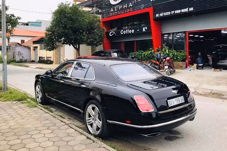 Xe siêu sang Bentley Mulsanne là dòng sedan siêu sang mà hãng xe Anh quốc phát triển nhằm đối đầu trực tiếp với Rolls-Royce Phantom, tuy nhiên, về tổng thể thiết kế, kích thước hay cách ấn định mức giá, lại khiến Mulsanne kém hơn đối thủ rất nhiều.