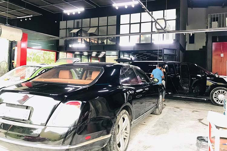 Bentley Mulsanne biển tứ quý 9 ở Nghệ An có ngoại thất sơn màu đen cùng các chi tiết được mạ crôm bóng loáng. Bên ngoài xe gây ấn tượng với cặp đèn pha tròn thiết kế không cân xứng. Đèn hậu của xe siêu sang Bentley Mulsanne đời cũ dạng dọc.