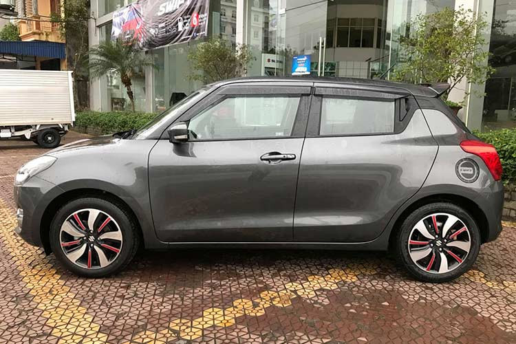 Ở thế hệ thứ ba, Suzuki Swift 2019 có khối lượng nhẹ hơn 95 kg so với mẫu xe thế hệ thứ 2. Về mặt kích thước tổng thể, Suzuki Swift hoàn toàn mới có chiều dài, chiều rộng, chiều cao lần lượt là 3.840 mm, 1.735 mm và 1.495 mm. So với thế hệ trước đó, mẫu xe này sở hữu chiều dài và chiều cao ngắn hơn nhưng bề ngang lại lớn hơn.