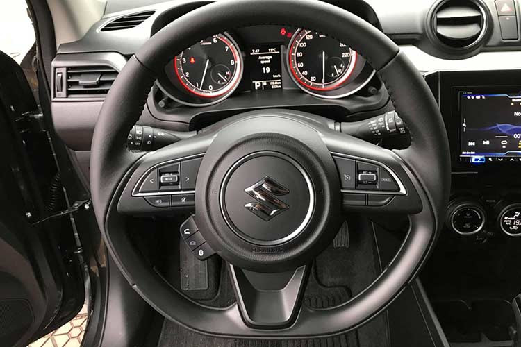 Về tiện nghi, Swift 2019 được trang bị hệ thống điều khiển hành trình, khởi động nút bấm, điều hòa tự động và màn hình đa phương tiện 7 inch ở bản cao cấp GLX. Trong khi đó, bản GL chỉ đi kèm điều hòa chỉnh cơ. Suzuki Swift 2018 có khoang hành lý rộng hơn, hàng ghế sau có thể gập 60:40 để tăng thể tích khoang hành lý