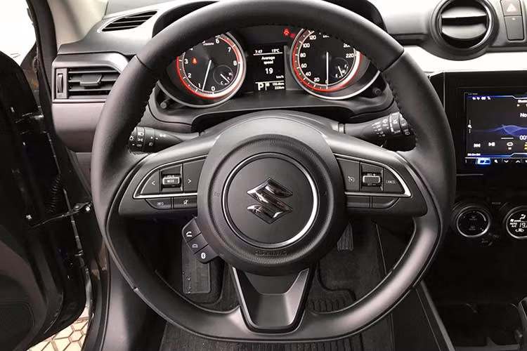 Về tiện nghi, Swift 2019 được trang bị hệ thống điều khiển hành trình, khởi động nút bấm, điều hòa tự động và màn hình đa phương tiện 7 inch ở bản cao cấp GLX. Trong khi đó, bản GL chỉ đi kèm điều hòa chỉnh cơ. Suzuki Swift 2018 có khoang hành lý rộng hơn, hàng ghế sau có thể gập 60:40 để tăng thể tích khoang hành lý