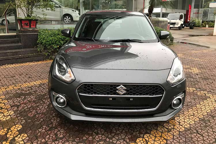 Suzuki Swift 2019 mới sở hữu khung gầm thế hệ mới có độ cứng cao, hình dáng cong liên tục và ít khớp nối hơn. Bán kính vòng quay tối thiểu 4,8 m. Phần trên và dưới thân xe được thiết kế bằng thép chịu lực. Đặc biệt, chiều dài cơ sở của Suzuki Swift 2018 lại dài hơn trước, đạt 2.450 mm, hứa hẹn một không gian nội thất thoải mái hơn.