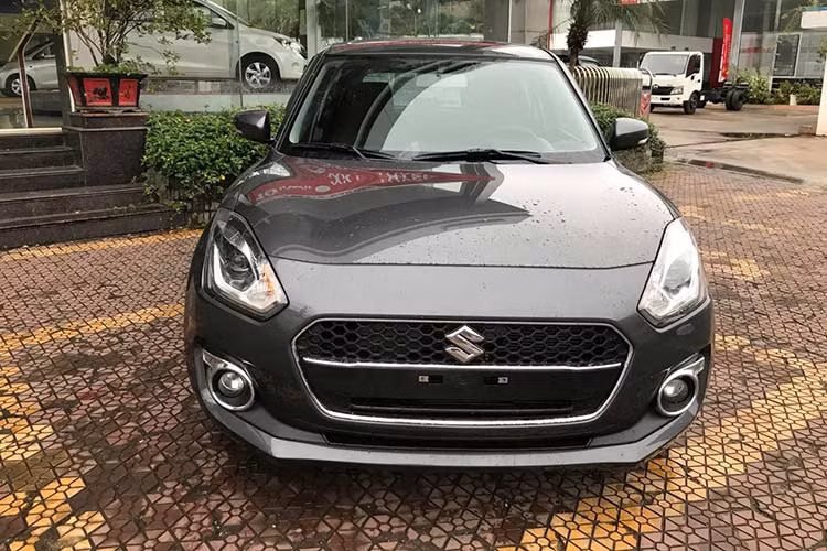 Suzuki Swift 2019 mới sở hữu khung gầm thế hệ mới có độ cứng cao, hình dáng cong liên tục và ít khớp nối hơn. Bán kính vòng quay tối thiểu 4,8 m. Phần trên và dưới thân xe được thiết kế bằng thép chịu lực. Đặc biệt, chiều dài cơ sở của Suzuki Swift 2018 lại dài hơn trước, đạt 2.450 mm, hứa hẹn một không gian nội thất thoải mái hơn.
