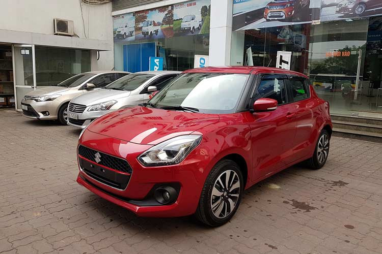 Suzuki Swift 2019 sẽ được phân phối ra thị trường Việt với 5 tùy chọn màu sơn ngoại thất gồm xanh dương, trắng, bạc, đỏ và xám. Mẫu xe này sẽ cạnh tranh với các đối thủ trong khúc xe trong phân khúc đô thị hạng B như Honda Jazz, Toyota Yaris, Mazda 2 hatchback.