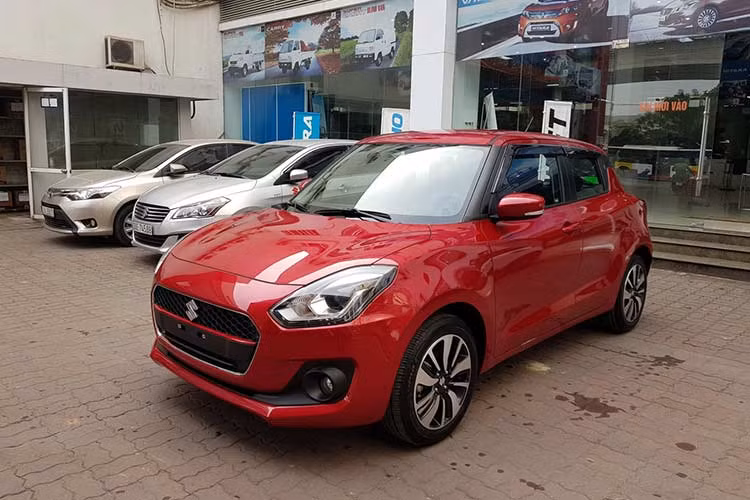 Suzuki Swift 2019 sẽ được phân phối ra thị trường Việt với 5 tùy chọn màu sơn ngoại thất gồm xanh dương, trắng, bạc, đỏ và xám. Mẫu xe này sẽ cạnh tranh với các đối thủ trong khúc xe trong phân khúc đô thị hạng B như Honda Jazz, Toyota Yaris, Mazda 2 hatchback.