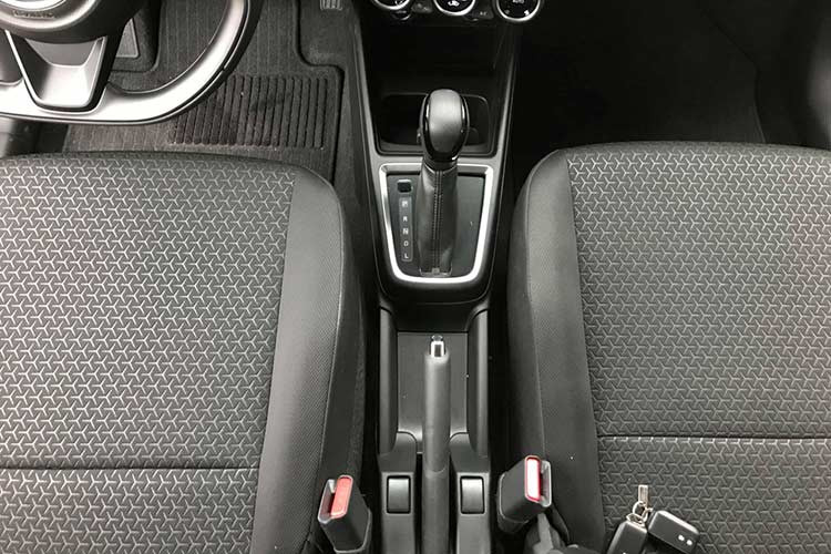 Ở thế hệ thứ 3, Suzuki Swift được trang bị động cơ xăng 1,2 lít cho công suất 82 mã lực, mô-men xoắn 113 Nm tại 4.200 vòng/phút, đi kèm cùng hộp số vô cấp CVT và hệ dẫn động cầu trước. Mức tiêu hao nhiên liệu của Suzuki Swift 2018 (theo công bố của nhà sản xuất) là 3.6l/100 km (đường trường), 6.3l/100 km (đô thị) và 4.6l/100 km (hỗn hợp).