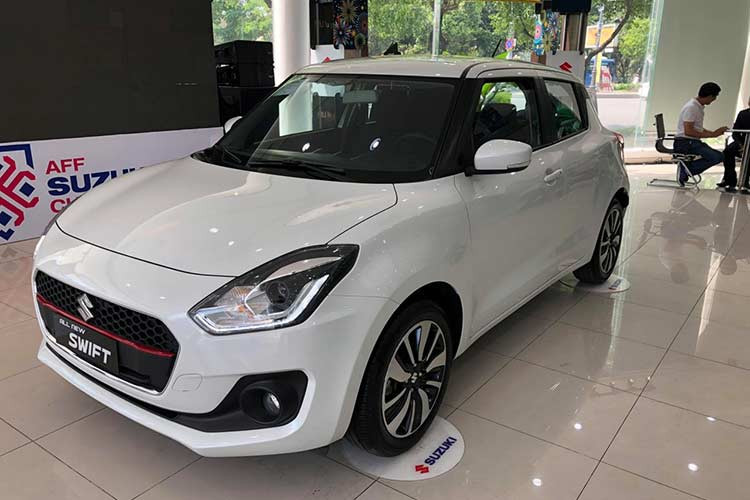 Theo dự kiến, mẫu xe Suzuki Swift 2019 sẽ được mở bán chính thức tại 37 đại lý của Suzuki tại Việt Nam trên cả nước từ ngày hôm nay 10/12 với mức giá bán lẻ 549 triệu đồng (đã bao gồm VAT) cho phiên bản GLX. Trong khi đó phiên bản GL sẽ được bán ra vào tháng 1/2019 với giá 499 triệu đồng.