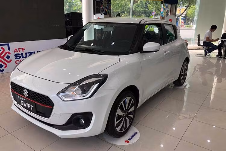 Theo dự kiến, mẫu xe Suzuki Swift 2019 sẽ được mở bán chính thức tại 37 đại lý của Suzuki tại Việt Nam trên cả nước từ ngày hôm nay 10/12 với mức giá bán lẻ 549 triệu đồng (đã bao gồm VAT) cho phiên bản GLX. Trong khi đó phiên bản GL sẽ được bán ra vào tháng 1/2019 với giá 499 triệu đồng.