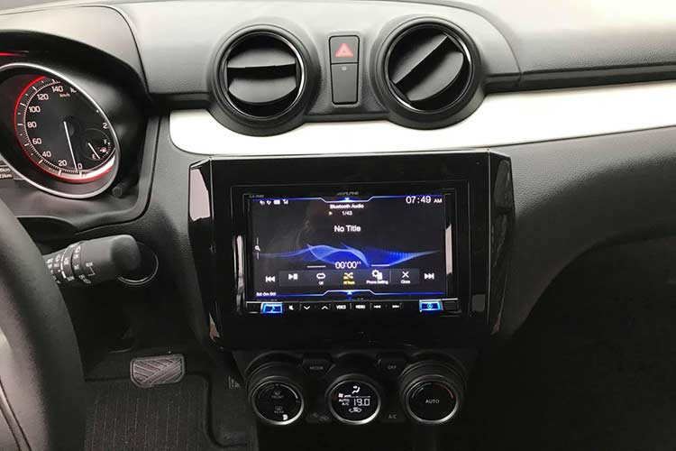 Về mặt trang bị an toàn, xe sở hữu 2 túi khí trước, dây đai an toàn 3 điểm cho 2 hàng ghế, khóa an toàn cho trẻ em, hệ thống chống bó cứng phanh ABS, hỗ trợ phanh khẩn cấp và hệ thống chống trộm cho Suzuki Swift 2018. Cuối cùng là phanh đĩa thông gió phía trước, phanh tang trống (bản GL) và phanh đĩa (bản GLX) phía sau.