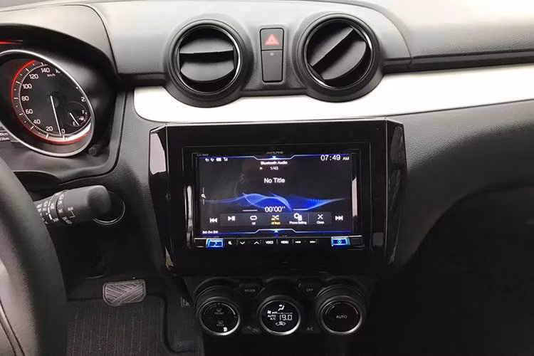 Về mặt trang bị an toàn, xe sở hữu 2 túi khí trước, dây đai an toàn 3 điểm cho 2 hàng ghế, khóa an toàn cho trẻ em, hệ thống chống bó cứng phanh ABS, hỗ trợ phanh khẩn cấp và hệ thống chống trộm cho Suzuki Swift 2018. Cuối cùng là phanh đĩa thông gió phía trước, phanh tang trống (bản GL) và phanh đĩa (bản GLX) phía sau.