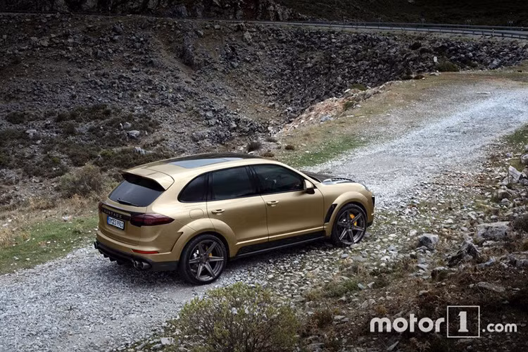  Phiên bản vàng này còn được làm nổi bật hơn với các bộ phận làm từ sợi carbon như nắp ca pô, bộ tản gió sau và một vài bộ phận ở bên hông xe.