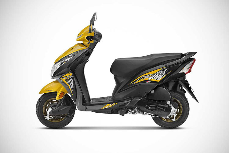 Honda Dio Deluxe 2018 vẫn giữ thiết kế chung và kích thước cũ. Xe dài 1.781 mm, rộng 710 mm, cao 1.133 mm và chiều dài cơ sở 1.238 mm. Chiều cao yên 765 mm. Trên thế hệ mới này, hãng xe Nhật Bản đã nâng cấp mẫu xe tay ga với những đường nét trẻ trung và tinh tế nhằm hướng đến đối tượng khách hàng là nữ giới.