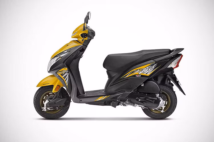 Honda Dio Deluxe 2018 vẫn giữ thiết kế chung và kích thước cũ. Xe dài 1.781 mm, rộng 710 mm, cao 1.133 mm và chiều dài cơ sở 1.238 mm. Chiều cao yên 765 mm. Trên thế hệ mới này, hãng xe Nhật Bản đã nâng cấp mẫu xe tay ga với những đường nét trẻ trung và tinh tế nhằm hướng đến đối tượng khách hàng là nữ giới.