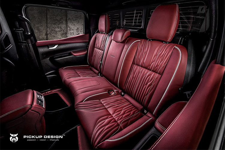 Nội thất X-Class Urban được Carlex bổ sung các ghế trước thể thao của Recaro. Các ghế này được bọc trong da đỏ đô Burgundy giống như trên màu da trên các tấm cửa, vô lăng và phần trên của bảng táp-lô...