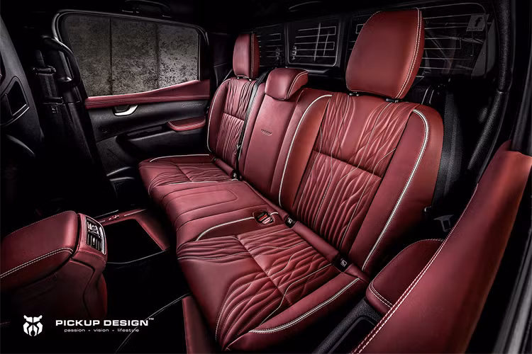 Nội thất X-Class Urban được Carlex bổ sung các ghế trước thể thao của Recaro. Các ghế này được bọc trong da đỏ đô Burgundy giống như trên màu da trên các tấm cửa, vô lăng và phần trên của bảng táp-lô...