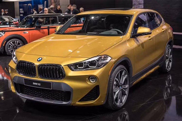 Tại triển lãm Detroit Auto Show 2018 đang diễn ra tại Mỹ, hãng xe sang Đức đã chính thức giới thiệu mẫu crossover được mong chờ nhất trong năm 2018 của mình là chiếc BMW X2 bản 2019. Hiện tại 2 đối thủ đồng hương của BMW cũng đang rất thành công trong phân khúc này bằng những mẫu xe như Mercedes-Benz GLC hay Audi Q2.