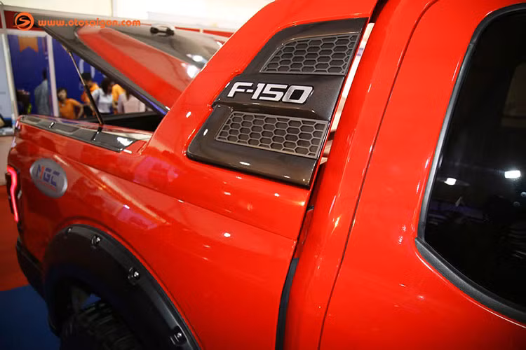 "Siêu xe" bán tải F-150 được xem là mẫu xe bán tải con cưng của hãng Ford tại thị trường Mỹ. Xe sở hữu những kỉ lục đáng nể như: dòng bán tải bán chạy nhất ở Mỹ 37 năm liên tiếp hay mẫu xe bán chạy nhất thị trường này trong 32 năm.