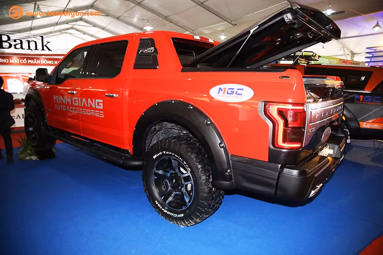 Viền bánh xe được gắn thêm, một bộ mâm độ XD-Series 20 inch 5 chấu cùng bộ vỏ BFGoodrich chuyên đi đường sình lầy Mud-Terrain kích cỡ 325/60R20. Bệ bước chân cũng được thay mới dạng thép cố định thay vì dạng thò thụt khi mở cửa như xe nguyên bản.