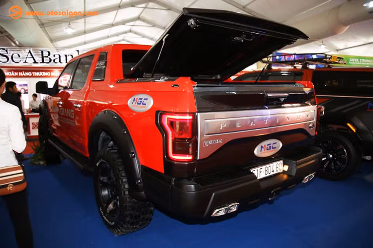 Ford F-150 Platinum được trang bị động cơ EcoBoost V6 3.5L, công suất 365 mã lực, moomen xoắn 420 Nm. Ngoài ra, nó cón có các tùy chọn như động V6 2.7 lít EcoBoost, công suất 325 mã lực, mômen xoắn cực đại 508 Nm, và động cơ V8 5.0 lít. Hộp số tự động 6 cấp.