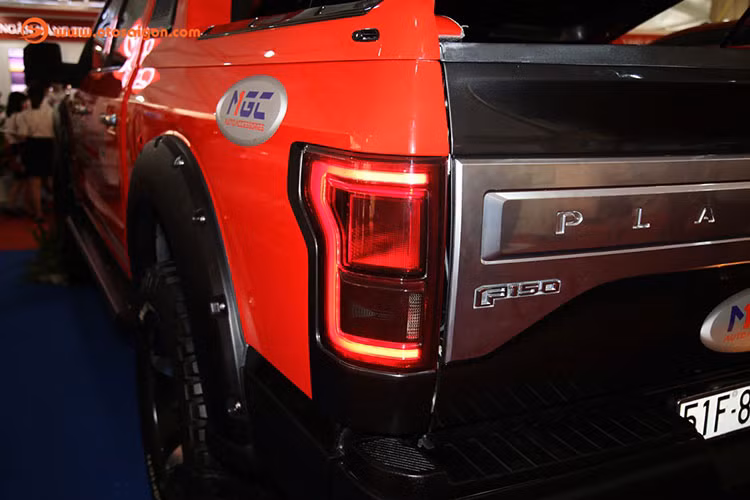 Bên cạnh đó, thùng của chiếc xe bán tải cỡ lớn này cũng được gắn thêm thanh thể thao và nắp thùng cứng sơn cùng màu thân xe, cản sau được gắn thêm ốp nhựa màu đen và bộ ống xả trang trí khá bắt mắt.