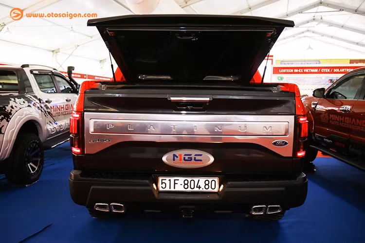 Về nội thất, F-150 có nhiều chi tiết ốp gỗ, vô lăng sưởi, hàng ghế sau cũng có chức năng sưởi, dây đai an toàn phía sau có thể thổi phồng và ghế trước có chức năng mát-xa. Trang bị tiện ích trên xe gồm; ghế điều hòa hai chiều, gương chiếu hậu điều khiển điện và camera lùi...