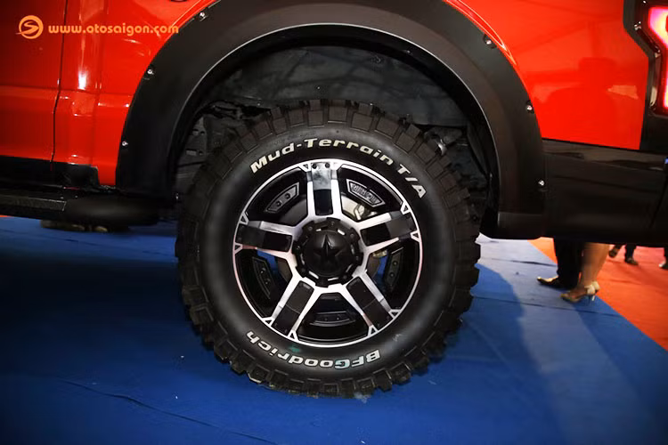 Trên mẫu xe bán tải cỡ lớn này được Ford nâng cấp khả năng chở hành lý với thiết kế thông minh và tiện lợi với nút mở thùng sau tự động có thể mở tự động từ xa và dễ dàng tạo thành 1 mặt phẳng khi cần thiết. Thân xe cũng được thiết kế dài hơn những mẫu xe bán tải thông thường.