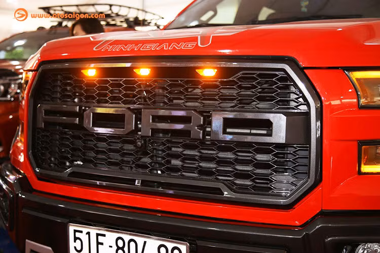 Tại Việt Nam hiện nay đang có gần 20 chiếc F150 thế hệ mới, trong đó có 2 chiếc được độ lại với nhiều đồ chơi và phụ kiện. Cả 2 chiếc này đều ở Sài Gòn và đều là bản Platinum, một chiếc màu trắng và một màu đỏ độc đáo xuất hiện trong bài viết này.