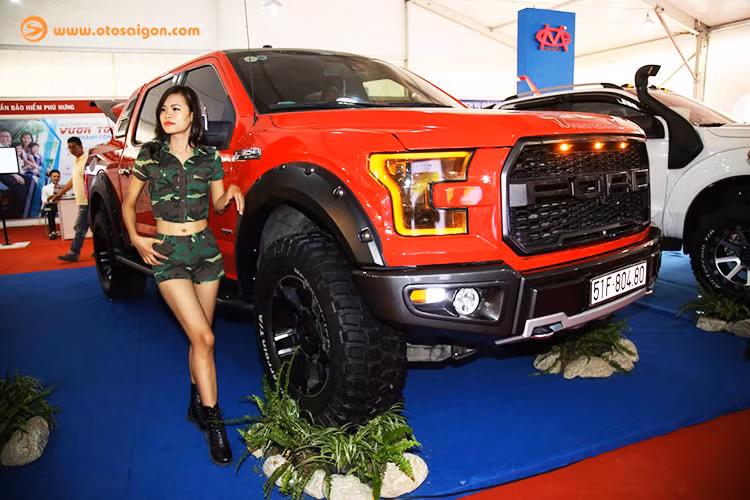 Chiếc bán tải cỡ lớn Ford F150 Platinum màu đỏ duy nhất tại Việt Nam được độ nhiều phụ kiện đang thu hút nhiều sự chú ý của khách tham quan tại khu vực phụ kiện của triển lãm Ô tô Quốc tế Việt Nam (VIMS 2016).