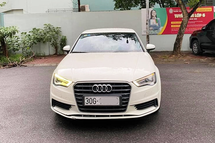 Audi A3 sedan 2014 được ra mắt tại Việt Nam vào tháng 10/2013. Thiết kế của xe vẫn mang những nét đặc trưng của hãng xe Đức. So với Audi A4, A3 mang hơi hướng của một chiếc coupe hơn giống A5. Hốc hút gió chính phía trước cỡ lớn, bên cạnh 2 hai hốc hút gió nhỏ có dạng lưới.