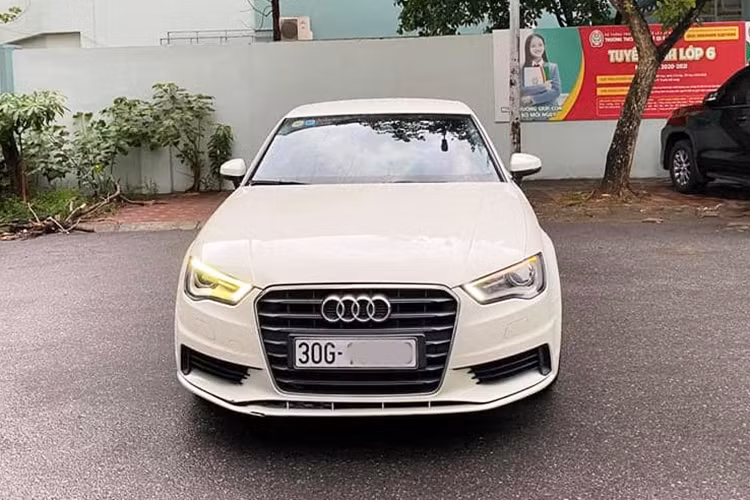 Audi A3 sedan 2014 được ra mắt tại Việt Nam vào tháng 10/2013. Thiết kế của xe vẫn mang những nét đặc trưng của hãng xe Đức. So với Audi A4, A3 mang hơi hướng của một chiếc coupe hơn giống A5. Hốc hút gió chính phía trước cỡ lớn, bên cạnh 2 hai hốc hút gió nhỏ có dạng lưới.