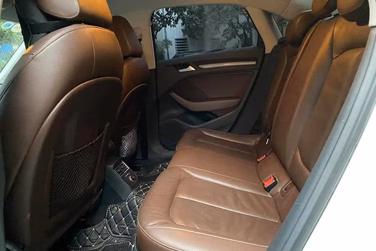 Khoang chứa hành lý của xe được thiết kế với dung tích 425 lít. Nắp cốp sau ngay khi được mở sẽ tự động đẩy lên cao. Khoang chứa hành lý có thể được mở rộng hơn bằng cách gập tựa lưng của hàng ghế sau xuống.