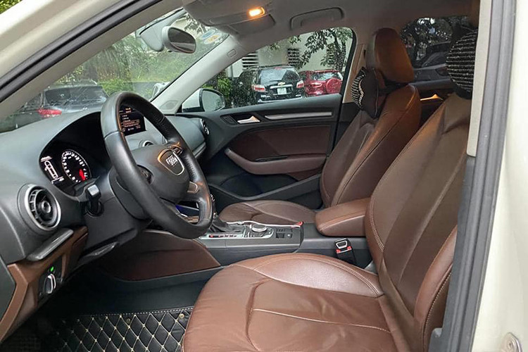 Vô-lăng là loại bọc da 4 chấu, tích hợp một số phím chức năng hỗ trợ người lái. Màn hình hiển thị phía sau dạng điện tử và đồng hồ analog. Cần số bọc da gắn logo S-Tronic. Phía dưới là núm xoay điều chỉnh màn hình giải trí công nghê MMI. Khoang hành khách phía sau rộng rãi cho 3 người ngồi. Cửa gió điều hoà riêng biệt.