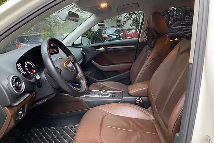 Vô-lăng là loại bọc da 4 chấu, tích hợp một số phím chức năng hỗ trợ người lái. Màn hình hiển thị phía sau dạng điện tử và đồng hồ analog. Cần số bọc da gắn logo S-Tronic. Phía dưới là núm xoay điều chỉnh màn hình giải trí công nghê MMI. Khoang hành khách phía sau rộng rãi cho 3 người ngồi. Cửa gió điều hoà riêng biệt.