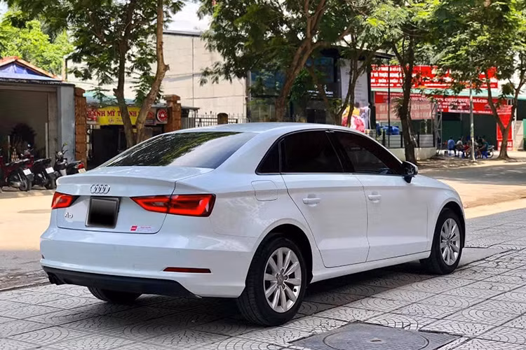 Audi A3 tại Việt Nam sử dụng động cơ 1.8 TFSI sản sinh công suất tối đa 180 mã lực, mô-men xoắn cực đại 250 Nm cùng hộp số tự động ly hợp kép S-tronic 7 cấp. Tốc độ tối đa của Audi A3 sedan là 235km/h và mất 7,3 giây để tăng tốc từ 0 - 100km/h.