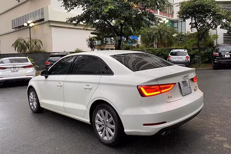 Theo nhiều chuyên gia đánh giá, tiết kế tổng thể của chiếc xe khá giống với nhiều đàn anh khác trong gia đình Audi, đây cũng là một điểm được đánh giá là "bảo thủ" ở hãng xe hạng sang danh tiếng này.