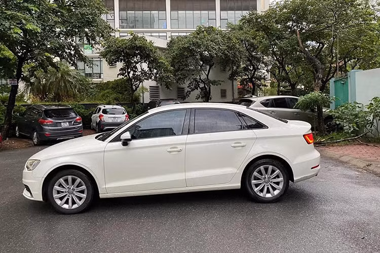 Chiếc xe sang Audi A3 đời 2014 đang rao bán này mang biển số Hà Nội trong bài viết này thuộc phiên bản 2014, sản xuất năm 2013 và được nhập khẩu từ Đức. Theo người bán mời chào thì chiếc xe còn khá đẹp, với các chi tiết còn nguyên bản.